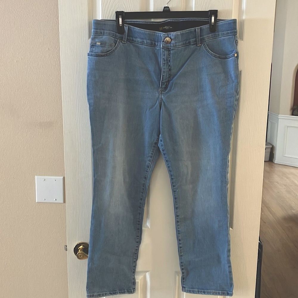 New Lee women’s straight leg 
mid rise 
regular fit 
20 women’s 
medium length